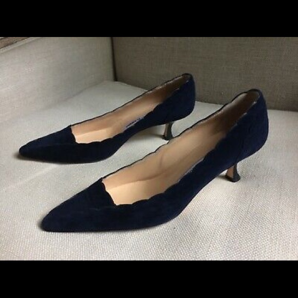 Manolo Blahnik Pumps Blue Suede Scalloped Kitten